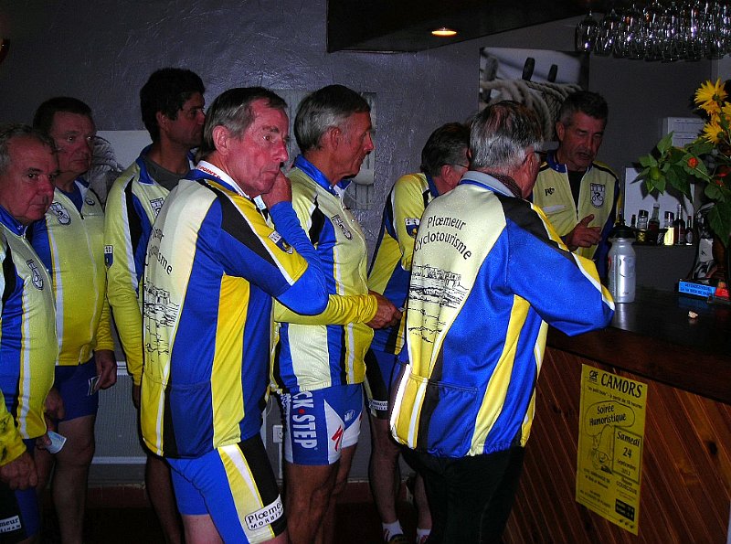 2011-09-22 20 Carnac L Estaminet Peloton a la caisse.JPG